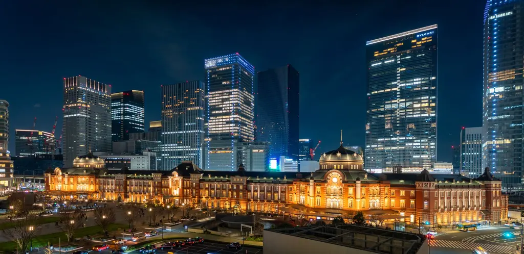 夜の東京駅と丸の内の高層ビル