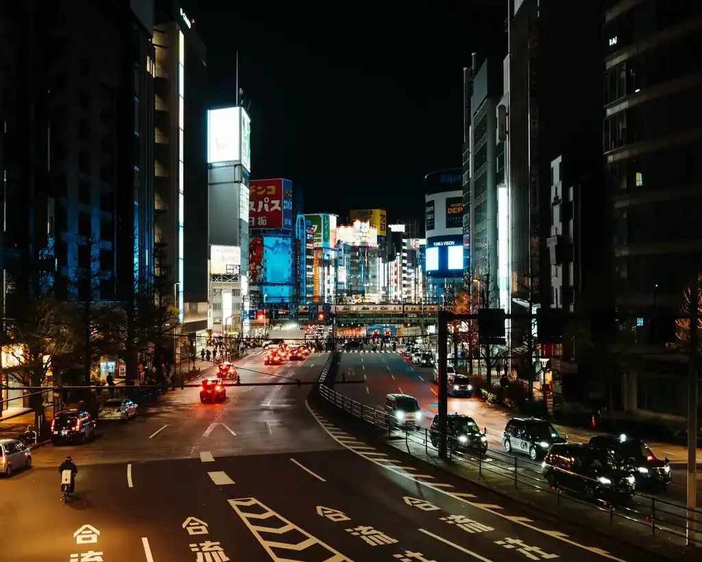 夜の東京、ネオンが灯る街並み